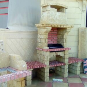 Barbecue en pierre naturelle avec 2 banquettes (BFPN03)