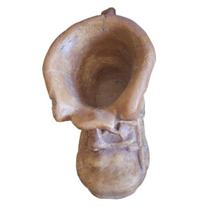 Pot en beton sous forme de botte PFO1