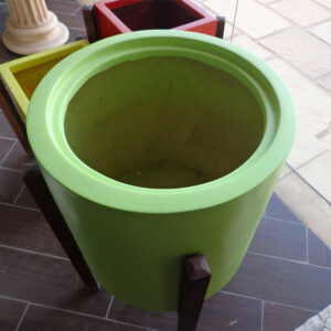 Pot en résine rond avec support en bois