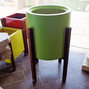 Pot en résine rond avec support en bois