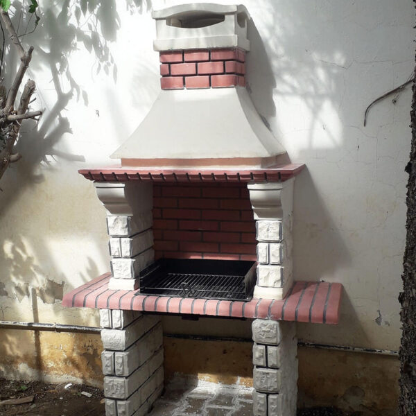Barbecue en beton avec cheminee fond