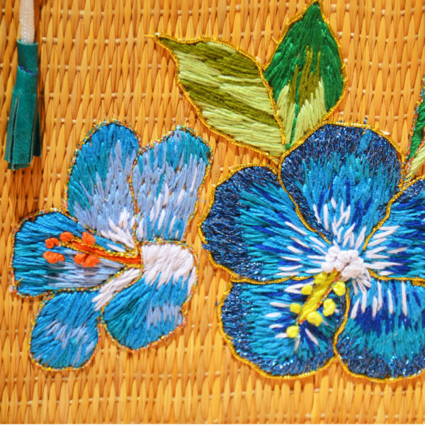 sac à main artisanal en smar motif fleure bleue