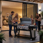 Barbecue au gaz Inox 5 brûleurs sur socle en bois couv
