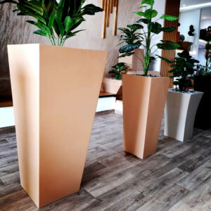 Pot pyramidal haut en resine CP30