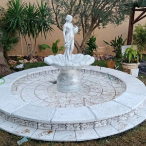 Grande fontaine sous forme de statut F025