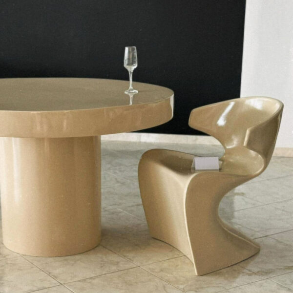 Chaise elegante en resine canne reel