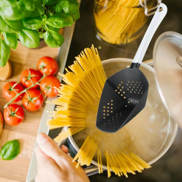 pelle a trou en nylon couv