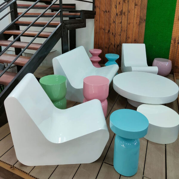 Table d’appoint en résine modèle chapeau couverture