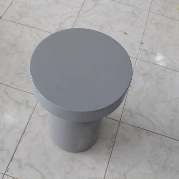 Table d’appoint en résine modèle chapeau reel 2