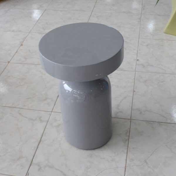 Table d’appoint en résine modèle chapeau reel