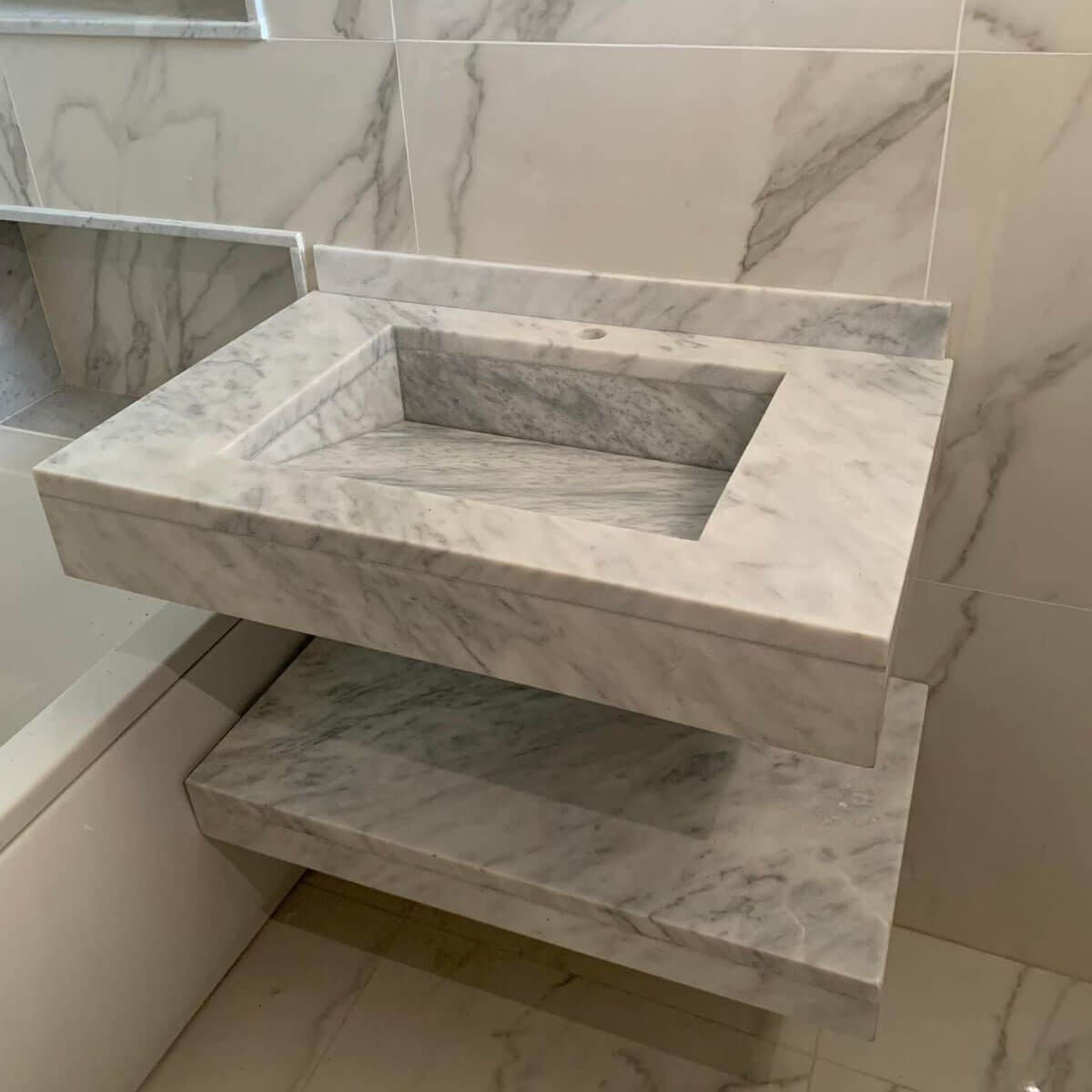 Lavabo Suspendue Avec Etagere En Marbre Blanc reel